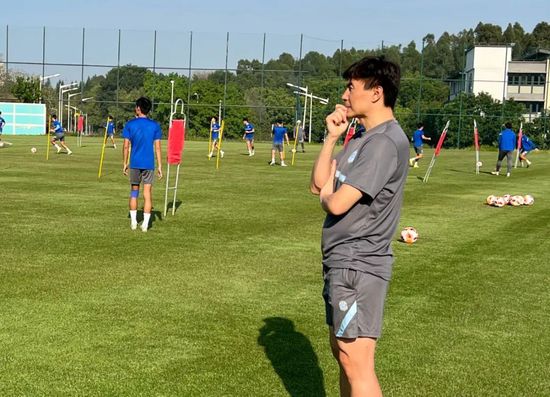 丝袜老师让我了一夜动图