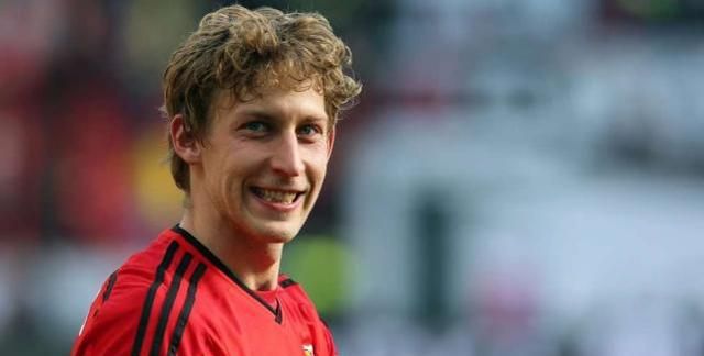 摸屁股亲胸脱内衣内裤作文